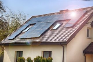 Hrozba pro Česko. Solární panely na střechách je možné na dálku vypnout - Novinky